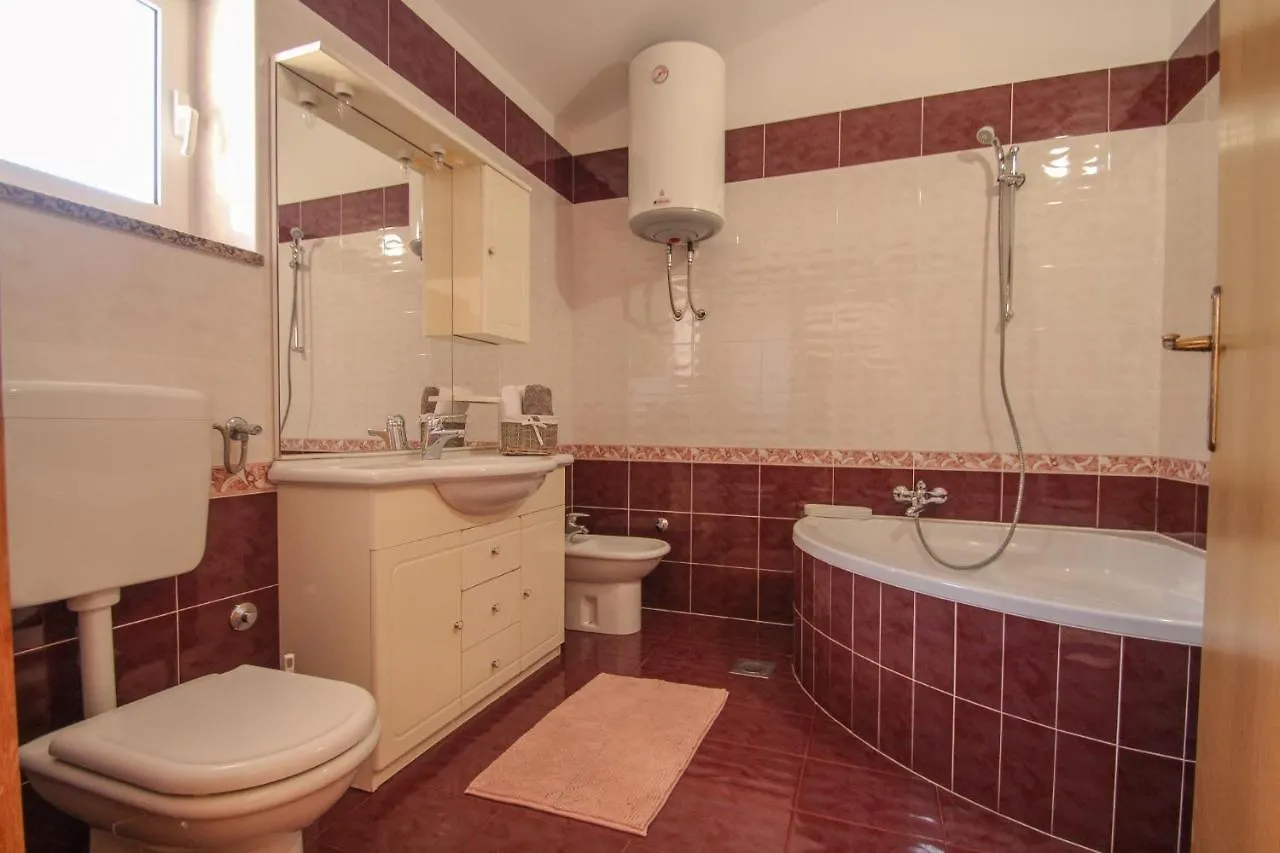 Apartment Nada Pula 0*,