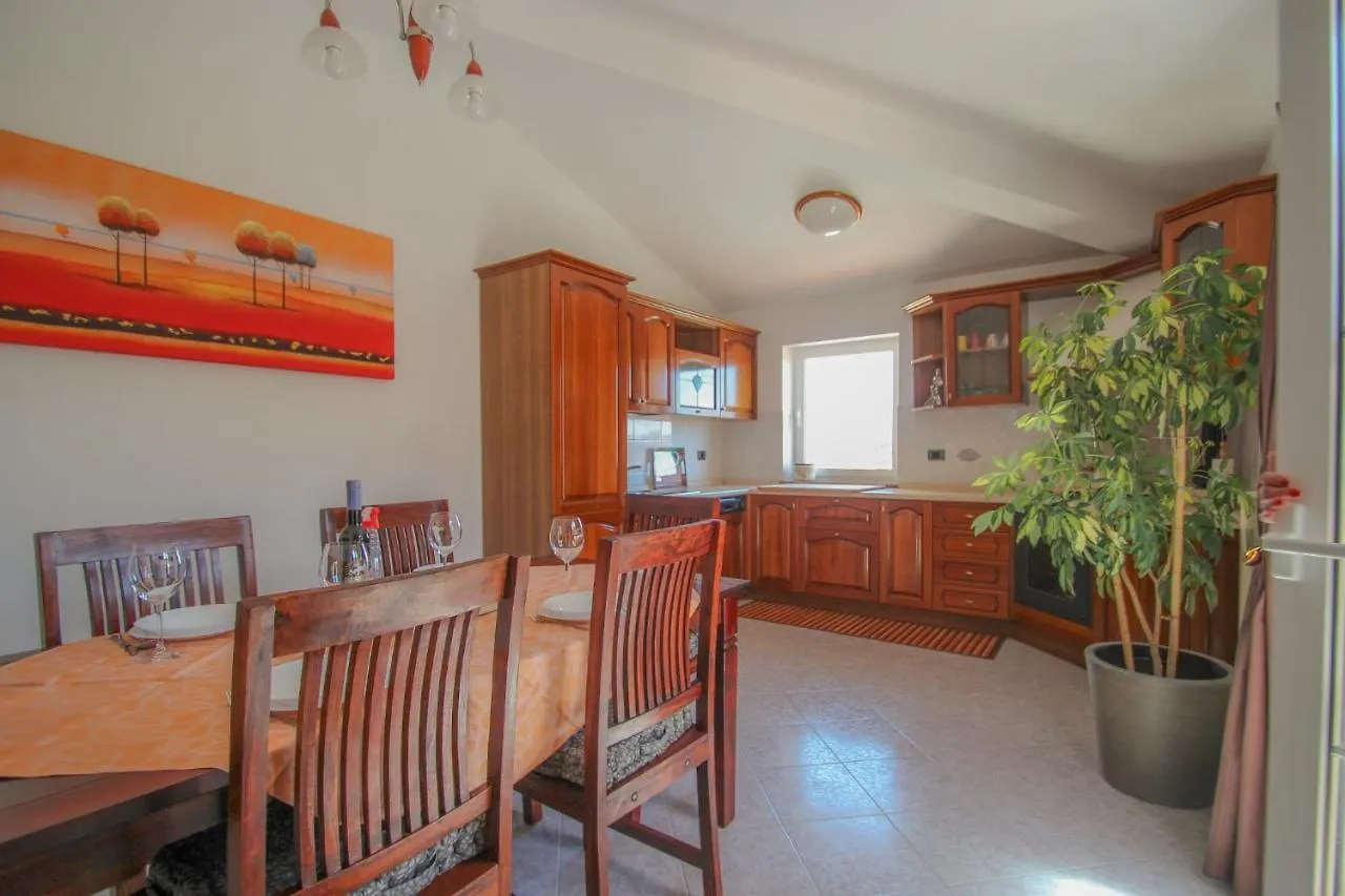 Apartment Nada Pula 0*,