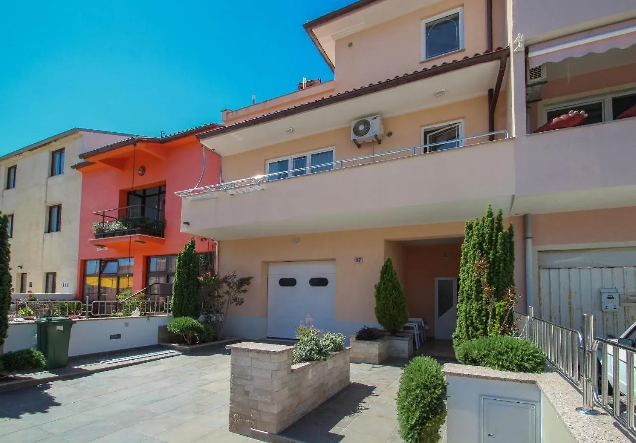 Apartment Nada Pula 0*,  Croatia
